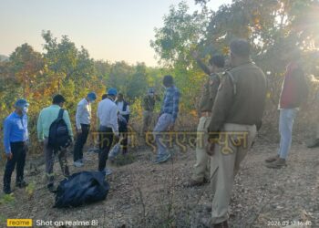 सोनभद्र. कोटा गांव के जंगल में किशोर का पेड़ से लटका मिला सिर, धड़ खा गए जानवर