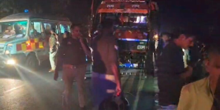 सोनभद्र. डीसीएम ट्रक और बाइक के बीच टक्कर, युवक की मौत