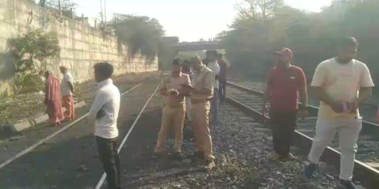 सोनभद्र. अनपरा रेलवे ट्रैक पर मिला युवक का शव, इलाके में मचा हड़कंप