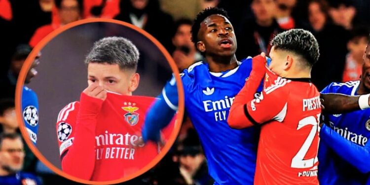 FIFA को नए नियम से हंगामा! विरोधी खिलाड़ियों से बात करते समय अपना मुंह ढंका तो मिलेगा रेड कार्ड