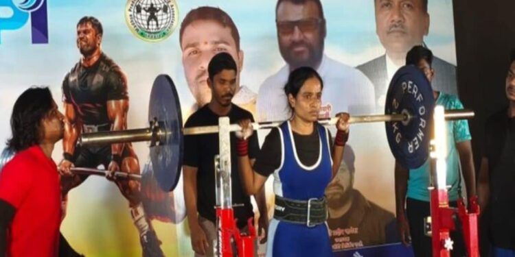 उम्र 53 की , तीन सीजर फिर भी जुनून ऐसा की बन गई पॉवरलिफ्टर, जानिए इंटरनेशनल एथलीट मीना शर्मा की कहानी