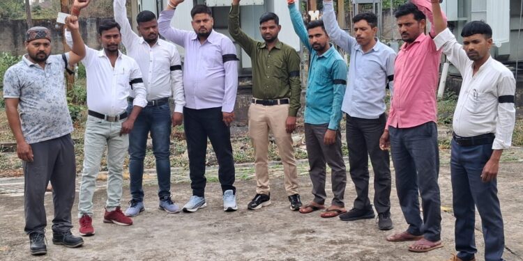 बीजपुर. बिजली कर्मचारियों ने काली पट्टी बांधकर शुरू किया चरणबद्ध आंदोलन, रखीं 12 सूत्रीय मांगे