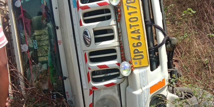 म्योरपुर. पिकअप पलटने से एक दर्जन से अधिक घायल, दो की हालत गंभीर