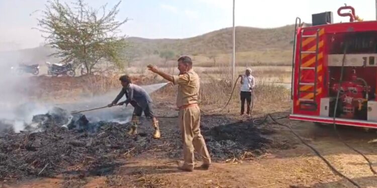 सोनभद्र. कोटा क्षेत्र अंतर्गत खलिहान में भीषण आग, 6 बीघा फसल जलकर राख
