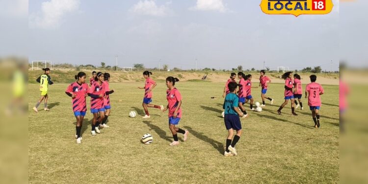 मिट्टी, मेहनत और फुटबॉल… बीकानेर का ढींगसरी गांव बना बेटियों का “मिनी ब्राजील”, देखें वीडियो