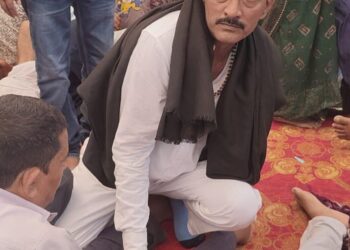 दुद्धी. काले कम्बल वाले बाबा के उपचार शिविर में उमड़ी भीड़, सैकड़ों लोगों को मिला लाभ