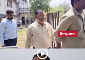 Singrauli के आदिम जाति कल्याण विभाग में 7 हजार रिश्वत मांगने वाला बाबू 5 हजार लेते रंगे हाथ गिरफ्तार