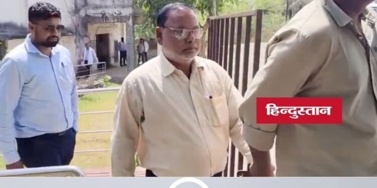 Singrauli के आदिम जाति कल्याण विभाग में 7 हजार रिश्वत मांगने वाला बाबू 5 हजार लेते रंगे हाथ गिरफ्तार