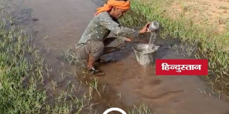 सिंगरौली के खैराही गांव में पेयजल संकट गहराया, नदी के गड्ढों से पानी भरने को मजबूर 100 से अधिक परिवार