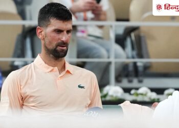 Novak Djokovic anger erupted after being eliminated from the French Open venting his anger on the cameraman watch video फ्रेंच ओपन से बाहर होने पर फूटा नोवाक जोकोविच का गुस्सा, कैमरामैन पर निकाली भड़ास, देखें VIDEO, Sports Hindi News