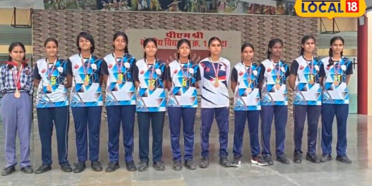संघर्ष से सफलता तक: पढ़ाई भी, फुटबॉल भी… कोटा की निहारिका ने राष्ट्रीय स्तर पर जीता कांस्य पदक
