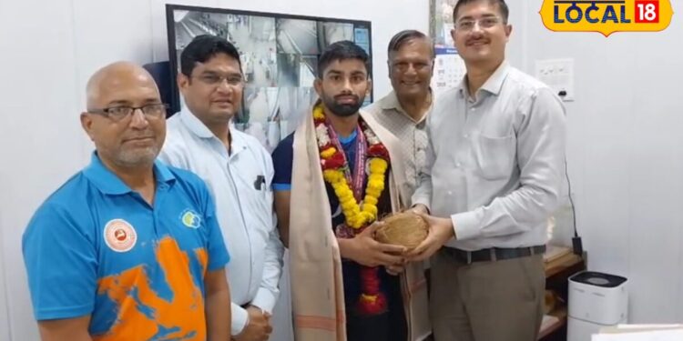 खंडवा के पहलवान ने नीरज पटेल अंतरराष्ट्रीय एशियन कुश्ती में लहराया तिरंगा, जापान के खिलाड़ी को हराकर जीता मेडल