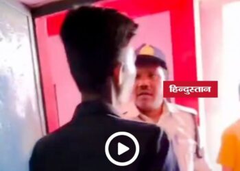 Singrauli News: पंचायत भवन में युवक ने कर्मचारियों को धमकाया, पुलिस ने हिरासत में लिया, वीडियो न्यूज