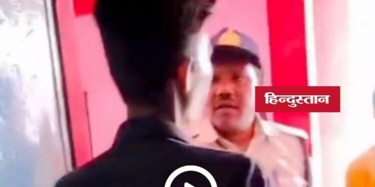 Singrauli News: पंचायत भवन में युवक ने कर्मचारियों को धमकाया, पुलिस ने हिरासत में लिया, वीडियो न्यूज