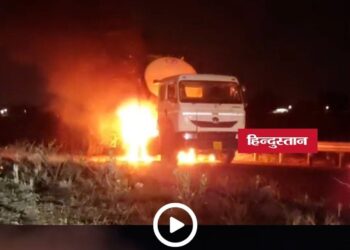 सिंगरौली हाईवे पर चलते बल्कर में लगी भीषण आग, चालक ने कूदकर बचाई जान, मध्य प्रदेश वीडियो न्यूज