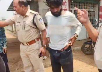 सिंगरौली के शासन गांव में अवैध शराब बिक्री के विरोध पर युवक से मारपीट, शराब दुकान के बाहर ग्रामीणों का प्रदर्शन, मध्य प्रदेश वीडियो न्यूज