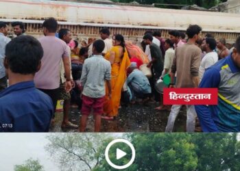 Singrauli News: सिंगरौली में डीजल टैंकर पलटा, सड़क पर हजारों लीटर ईंधन बहा; मौके पर जुटी भीड़, चालक घायल, मध्य प्रदेश वीडियो न्यूज