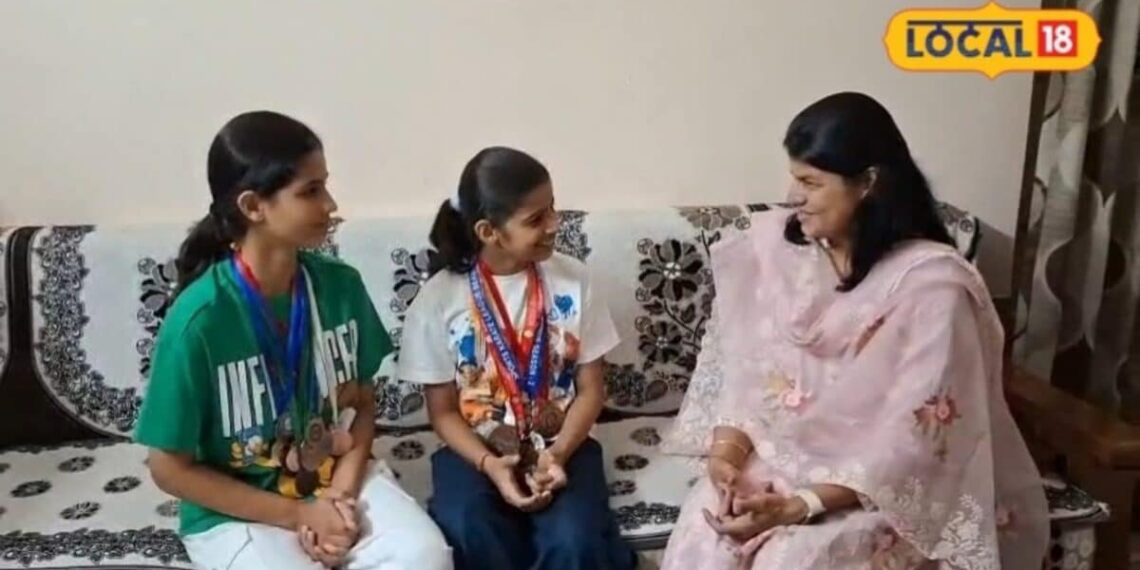 एक बहन पानी में दिखा रही दम, दूसरी कराटे में बरसा रही पंच, जोधपुर की दो बहनें लिख रहीं सफलता की इबारत