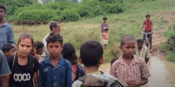 सिंगरौली के भटवा टोला में सड़क नहीं, बारिश में दलदल बना रास्ता, बच्चे और मरीज परेशान, मध्य प्रदेश वीडियो न्यूज