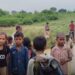 सिंगरौली के भटवा टोला में सड़क नहीं, बारिश में दलदल बना रास्ता, बच्चे और मरीज परेशान, मध्य प्रदेश वीडियो न्यूज