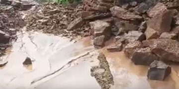 सिंगरौली में भारी बारिश से भूस्खलन, गर्भवती महिला को लेने जा रही एंबुलेंस फंसी, मध्य प्रदेश वीडियो न्यूज