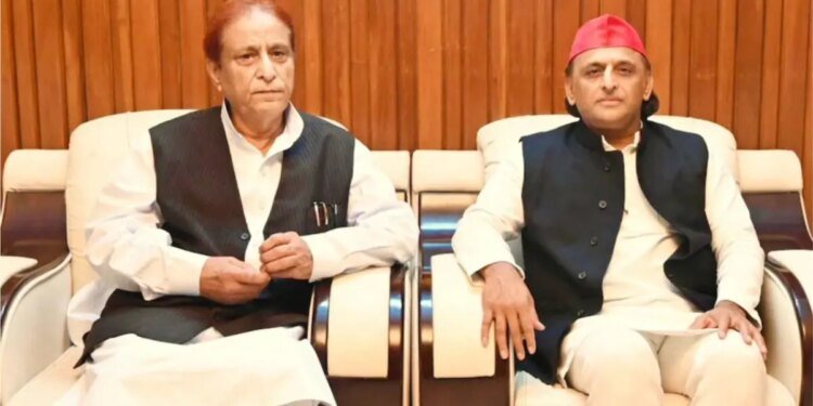 यूपी चुनाव: आजम खान के लिए ‘पसीजा’ अखिलेश यादव का कलेजा, ‘BJP मैसेज देने के लिए परेशान कर रही’