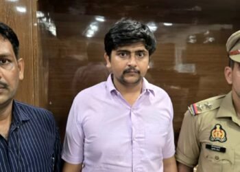 लड़कियों से दोस्ती करने का लगा चस्का, दरोगा की डीपी वाली I’d से देता था धमकी, अब बुरा फंसा शुगर मिल अफसर