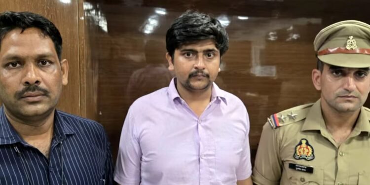लड़कियों से दोस्ती करने का लगा चस्का, दरोगा की डीपी वाली I’d से देता था धमकी, अब बुरा फंसा शुगर मिल अफसर