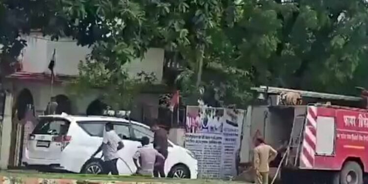 MP में फायर ब्रिगेड को मिला नया काम, विधायक का वाहन धोने का वीडियो वायरल; MLA बोले- जिनकी कोई हैसियत नहीं.., Madhya-pradesh Hindi News