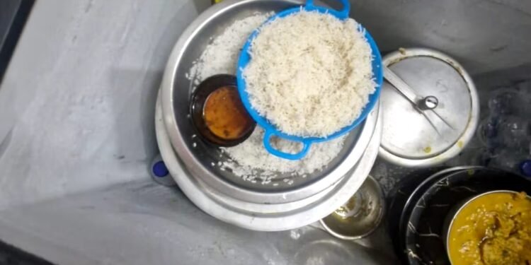 ‘वेज-नॉनवेज एक साथ, फफूंद लगा खाना और कॉकरोच…’ यूपी के रेस्टोरेंट में बिक रहा जहर, 317 जगह छापेमारी