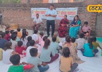 चूड़ी कारखानों में काम करने वाले बच्चों के हाथों में थमाई किताब, हजारों बच्चों को फ्री में पढ़ा रहा ये टीचर