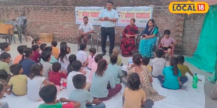 चूड़ी कारखानों में काम करने वाले बच्चों के हाथों में थमाई किताब, हजारों बच्चों को फ्री में पढ़ा रहा ये टीचर