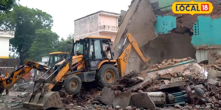 Saharanpur Masjid Demolition LIVE: रात में दिया भरोसा, सुबह मस्जिद पर चला दिया बुलडोजर… भड़के चंद्रशेखर आजाद ने पूछा- क्या प्रशासन खुद कोर्ट बन गया?