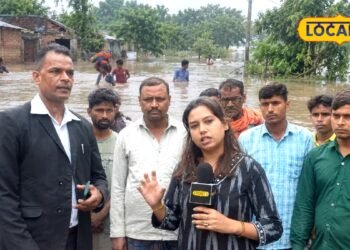रामपुर ग्राउंड रिपोर्ट: न सड़क बची न बिजली, कोसी के पानी में घिरे भईयानगला गांव में चारपाई बनी एंबुलेंस, दावों की खुली पोल