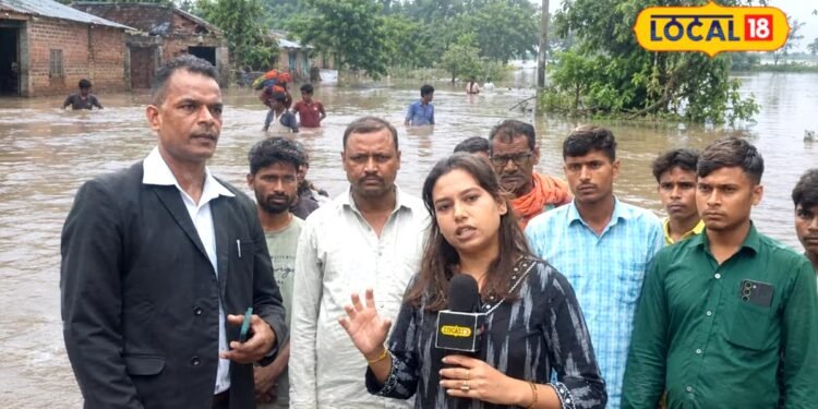 रामपुर ग्राउंड रिपोर्ट: न सड़क बची न बिजली, कोसी के पानी में घिरे भईयानगला गांव में चारपाई बनी एंबुलेंस, दावों की खुली पोल