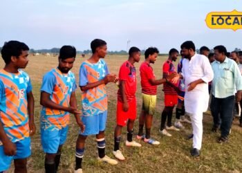 पूर्णिया में IPL जैसा रोमांच: फुटबॉल फाइनल में चीयर गर्ल्स ने बढ़ाया खिलाड़ियों का जोश, झूम उठे हजारों दर्शक