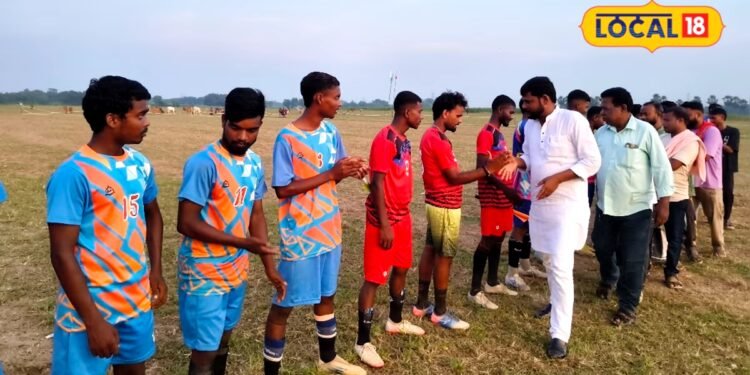 पूर्णिया में IPL जैसा रोमांच: फुटबॉल फाइनल में चीयर गर्ल्स ने बढ़ाया खिलाड़ियों का जोश, झूम उठे हजारों दर्शक