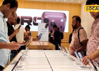 iPhone 18 PRO आते ही नोएडा शोरूम में लगी खरीदारों की भीड़, लोगों से बताया कैसा है Apple का नया मॉडल?