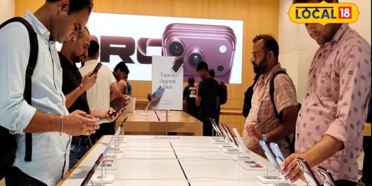 iPhone 18 PRO आते ही नोएडा शोरूम में लगी खरीदारों की भीड़, लोगों से बताया कैसा है Apple का नया मॉडल?