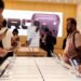 iPhone 18 PRO आते ही नोएडा शोरूम में लगी खरीदारों की भीड़, लोगों से बताया कैसा है Apple का नया मॉडल?
