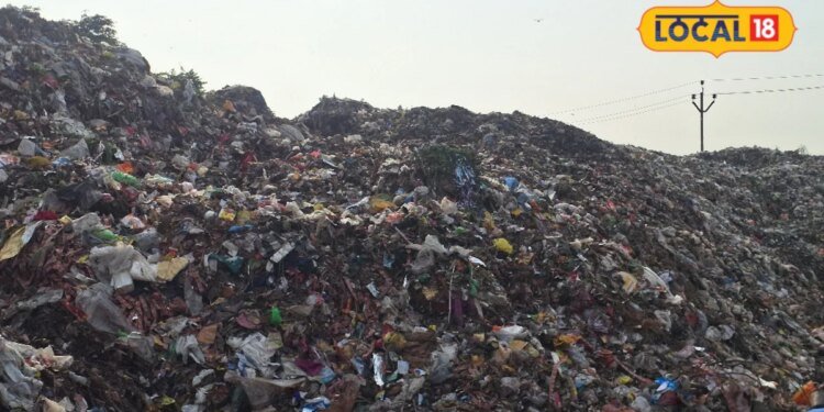 Ground Report : 6 करोड़ खर्च, लेकिन 6 घंटे भी नहीं चली मशीन…दिल्ली के गाजीपुर की तरह मिर्जापुर में लगा कूड़े का पहाड़, नहीं हो रहा निस्तारण
