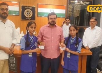 शक्ल ही नहीं बायोमेट्रिक भी हुआ मैच! रामपुर की जुड़वां बहनों का आधार कार्ड बनवाने में छूटे पसीने