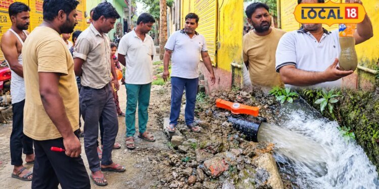 Ground Report : सहारनपुर के वार्ड-36 में सैकड़ों परिवार 3 हफ्तों से गंदा पानी पीने को मजबूर, नहीं निकल रहा समाधान
