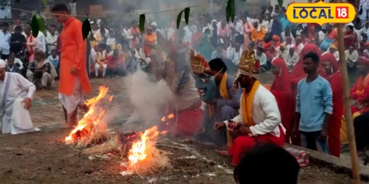 Varanasi Ramleela : न माइक, न बिजली…पेट्रोमेक्स की रौशनी में क्यों होती है काशी की ये रामलीला? पहले दिन उमड़ा हुजूम