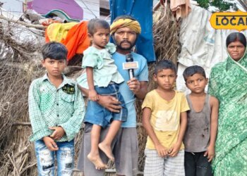 बलिया के बड़ागांव में निर्मला चार बच्चों के साथ टीन-तिरपाल की झोपड़ी में रहने को मजबूर, बारिश में भीग जाती हैं किताबें
