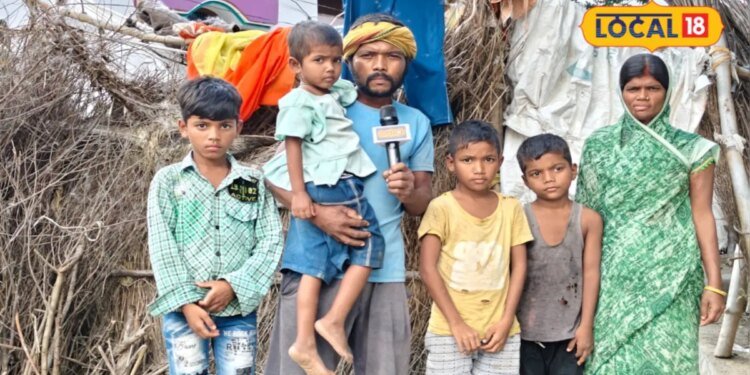 बलिया के बड़ागांव में निर्मला चार बच्चों के साथ टीन-तिरपाल की झोपड़ी में रहने को मजबूर, बारिश में भीग जाती हैं किताबें