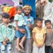 बलिया के बड़ागांव में निर्मला चार बच्चों के साथ टीन-तिरपाल की झोपड़ी में रहने को मजबूर, बारिश में भीग जाती हैं किताबें