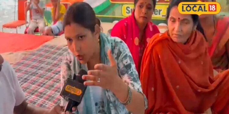 नोएडा ग्राउंड रिपोर्ट: डूब क्षेत्र में 22वें दिन भी बिजली-पानी के लिए अनशन जारी, महिलाओं ने कहा- FIR से नहीं डरेंगे, जारी रहेगा धरना