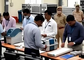 ‘5000 EVM और 12 इंजीनियर की टीम…’: यूपी चुनाव से पहले कानपुर में ये क्या हो रहा है? DEO ने दिया जवाब