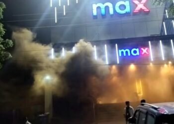 Kanpur Max Fire: मैक्स शोरूम के बेसमेंट में लगी भीषण आग, ऊपर OYO होटल में फंसे दर्जनों लोग